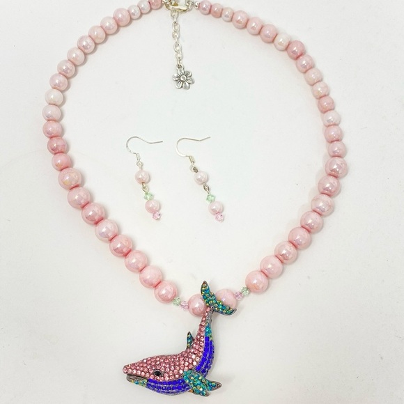 Blingy humpback whale necklace and earrings - Picture 5 of 8
